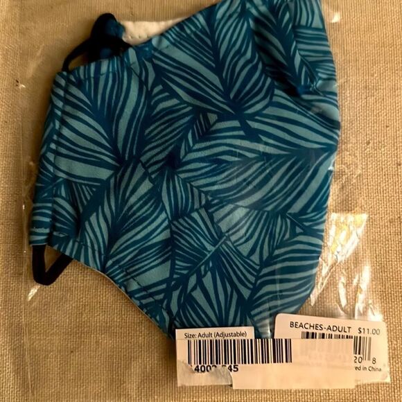 Beaches Resorts face masks set of 4 - 3 youth and 1 adult NWT - Picture 9 of 9
